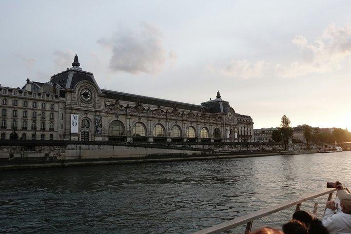 Paris 1 Hour Sightseeing Seine Cruise with French Macaron Box