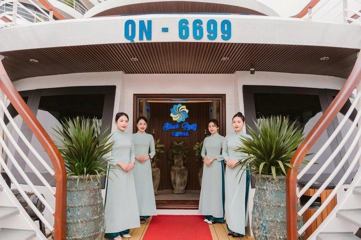 Luxury Ha Long Bay Day Cruise with Buffet, Jacuzzi and Cave Visit