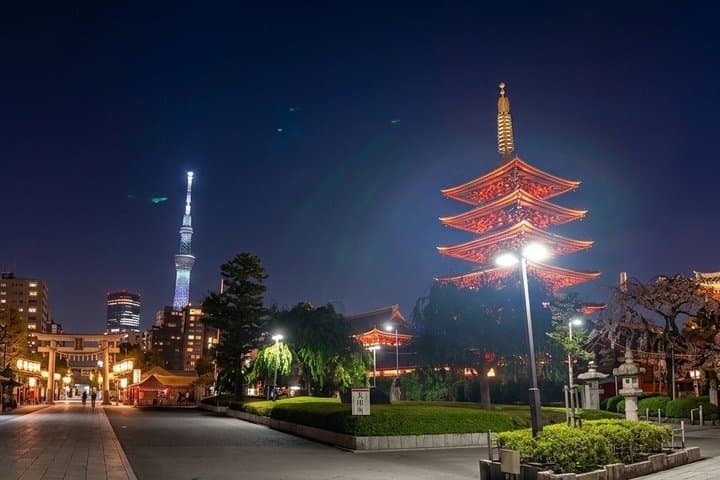 Tokyo Asakusa Night Photo Tour: Quiet Streets & Lit Temple