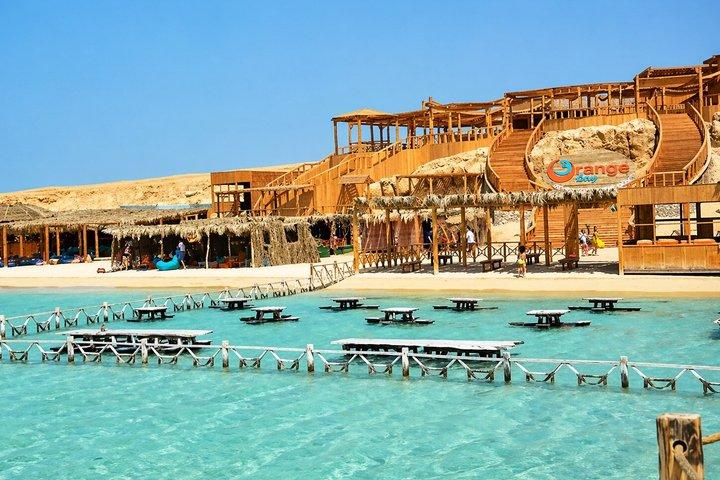 Hurghada: VIP Seafood Yacht to 3 Islands, Dolphins & Snorkeling