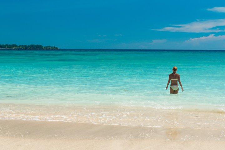 Afternoon Catamaran to Isla Mujeres: Snorkel, Open Bar & Sunset