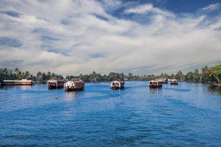 5 Days Luxury Kerala Tour with Houseboat Experience Private Tour
