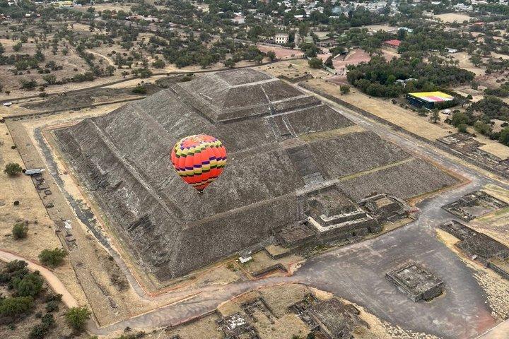 Teotihuacan Balloon Flight with Private Transport & Pyramids Tour
