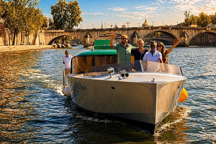 Private VIP cruise with champagne tasting and macaroon