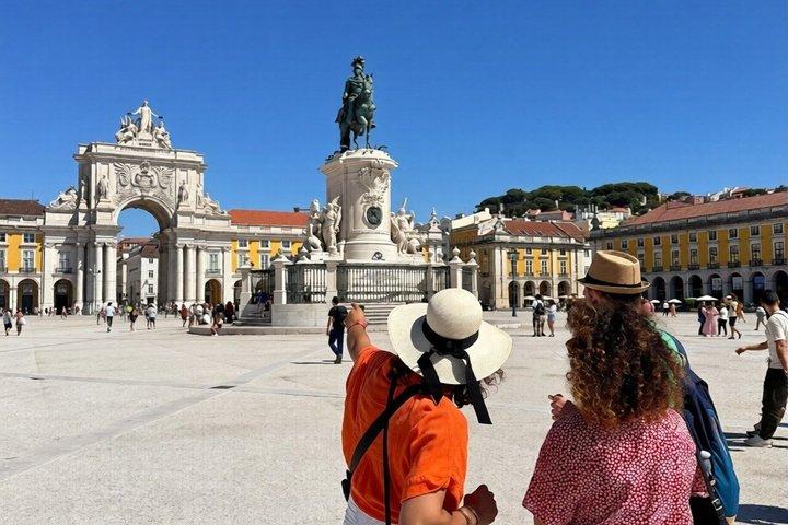 Lisbon Tour: Castle Skip-the-Line + Old Town (& Fado experience)