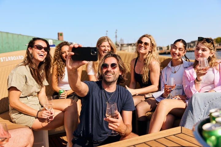 Amsterdam: Canal Booze Cruise with Unlimited Drinks Option