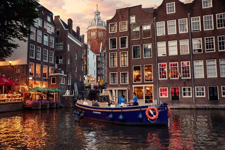 Amsterdam: Canal Cruise with Local Host, Drinks & Bite Option