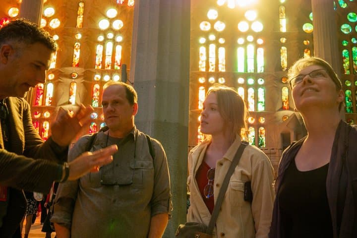 Barcelona in 1 Day: Sagrada Familia,Park Guell, La Pedrera, Tapas