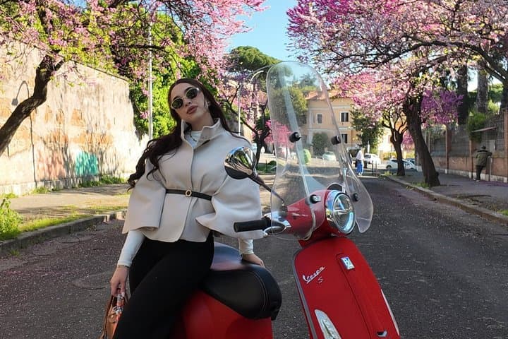 Roma Private Solo Vespa Tour with Pick Up, Drop Off and Tiramisu