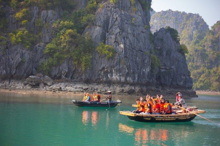 Hanoi : Bai Tu Long Bay with Signature Cruises 2D1N Tour