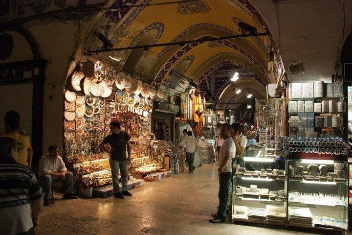 Dolmabahce Palace, Grand Bazaar, Balat Tour with Bosphorus Cruise