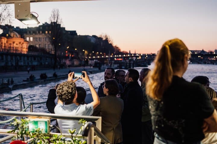 Dinner Cruise Prestige Check-out from the Eiffel Tower