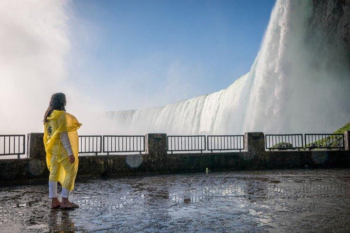 Day-Trip from Toronto to Niagara Falls with skip-the-line boat