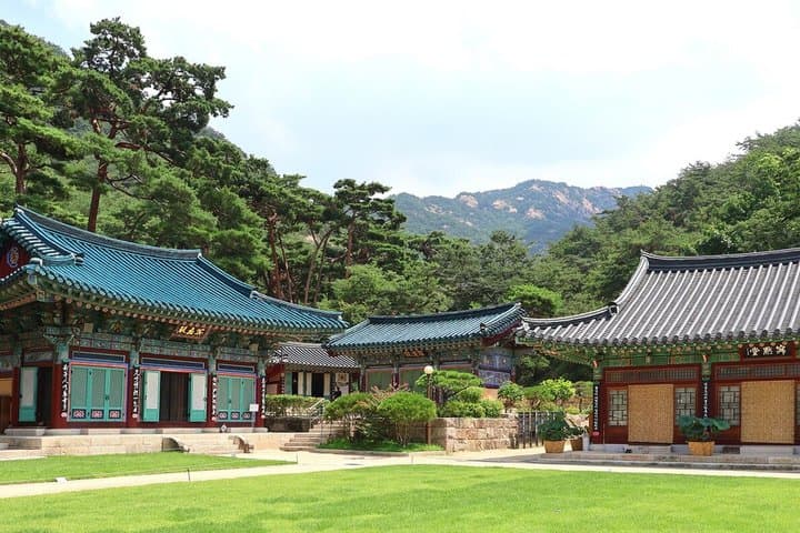 Seoul Spring Tour: Strawberry Picking, Gamaksan & Hanok Village