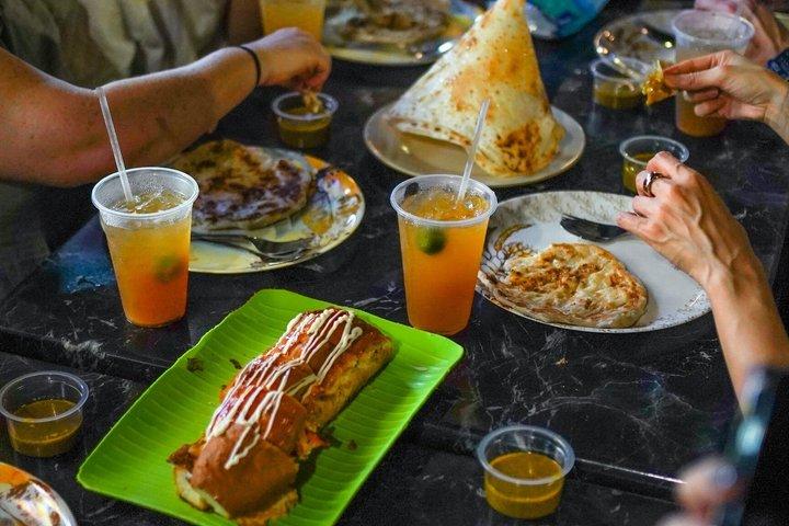 Small Group: Singapore Street Food & Night Tour with 9 tastings