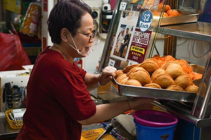 Singapore Private Food, Culture and Heritage Tour with 9 tastings