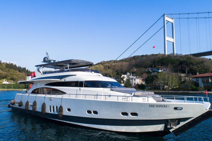 Istanbul Bosphorus Yacht Cruise with Guide and Asian Side Stop