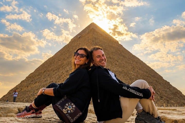 10-Hour Private Layover Tour: Giza Pyramids and Egyptian Museum from Cairo Airport