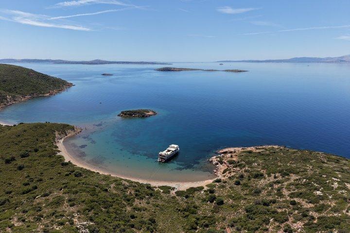 From Izmir Full Day Boat Tour of Cesme with Mediterranean Lunch