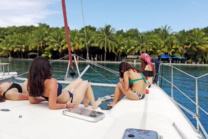Bocas del Toro Catamaran Day Tour with Sail Snorkel and Lunch
