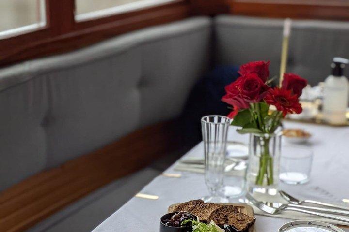 Amsterdam Running Dinner Cruise: 3 or 4 Courses