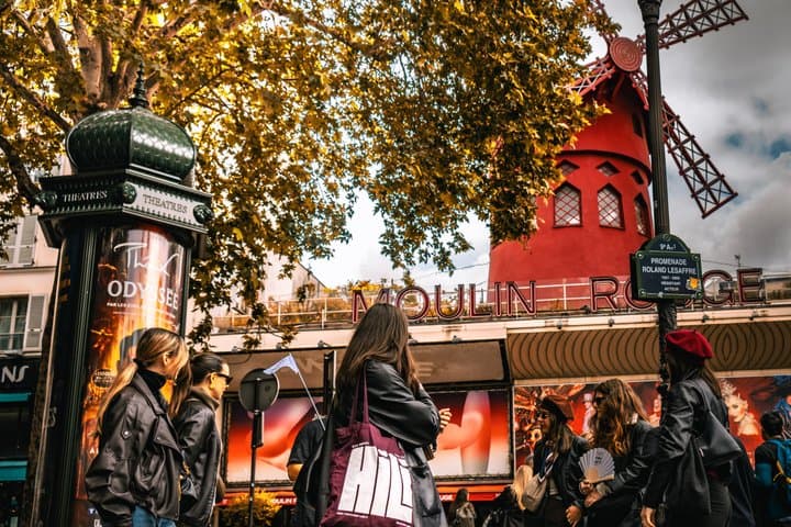 Paris: Montmartre Crime and Food Tasting Walking Tour