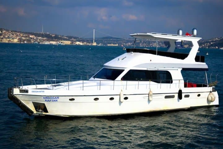 Exclusive Luxury Yacht Bosphorus Sightseeing Cruise in Istanbul