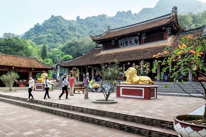 Hanoi to Perfume Pagoda Day Trip with Lunch Included
