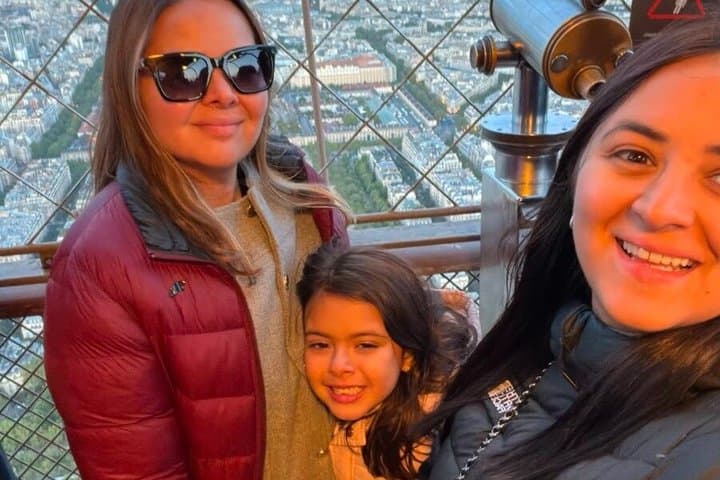 Eiffel Tower Tour in Spanish with Elevator and Top Optional