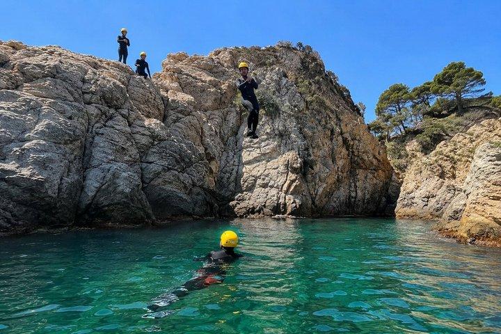 Coastering on the Costa Brava : jumping, snorkelling between cliffs