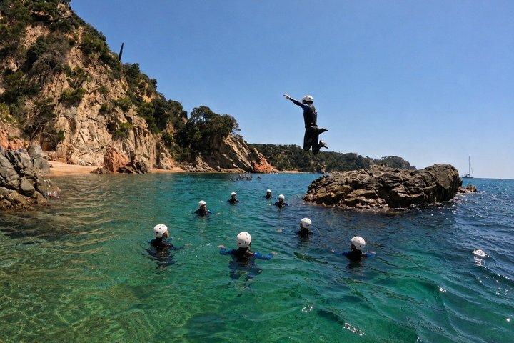 Coastering on the Costa Brava : jumping, snorkelling between cliffs