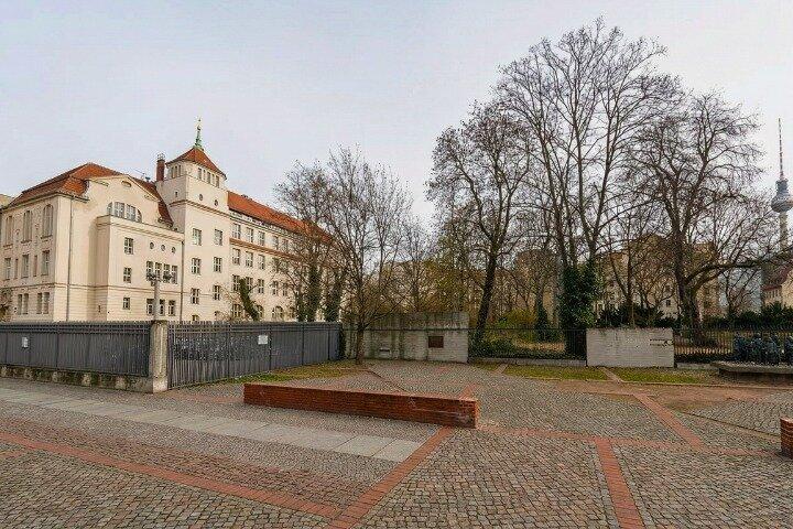 Berlin WWII and Third Reich Self Guided Walking Tour with an APP