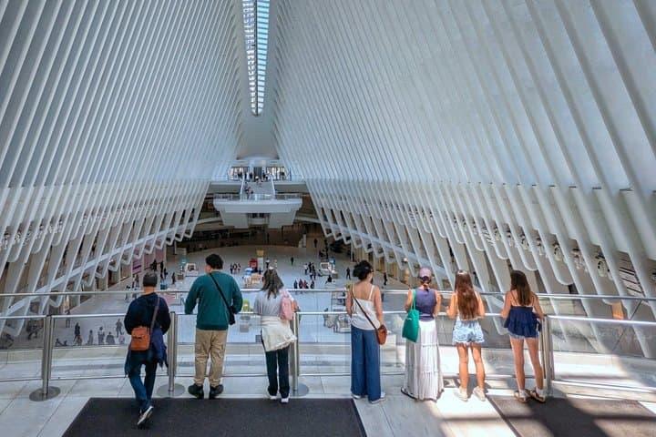 Private New York Tour: Iconic Manhattan & Neighborhood Contrasts