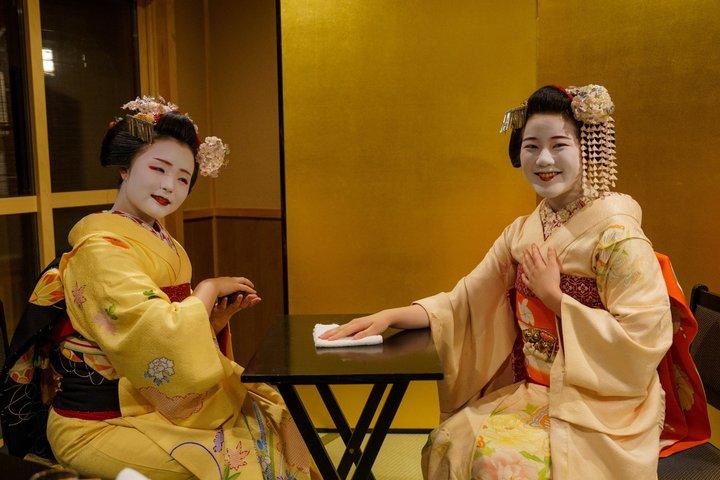 Kyoto: Meet the Geisha with Gion Historic Walking Tour