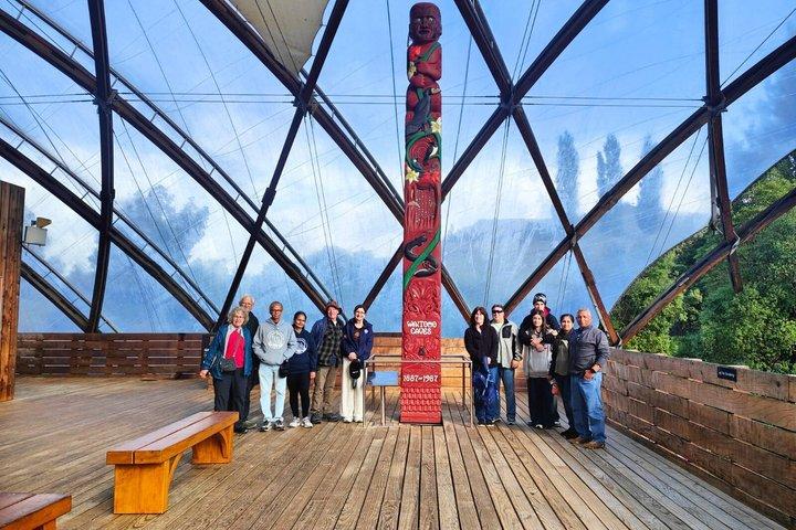Hobbiton & Waitomo Caves Day Tour with Lunch from Auckland