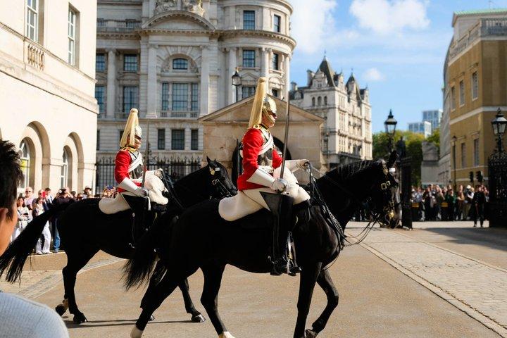 Buckingham Palace and Changing of the Guard Walking Tour