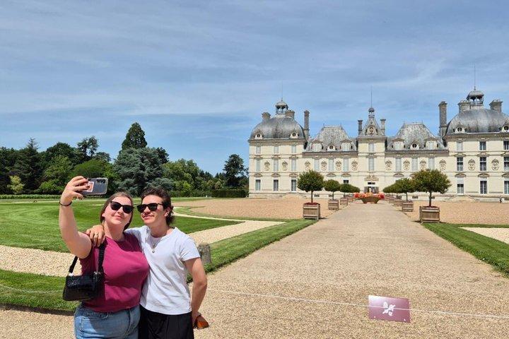 Loire Valley Castles Tour with Chambord and Chenonceau from Paris