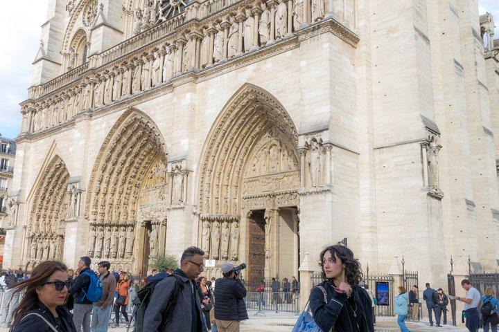 Notre Dame and Latin Quarter Food Tour with 10 Authentic Tastings