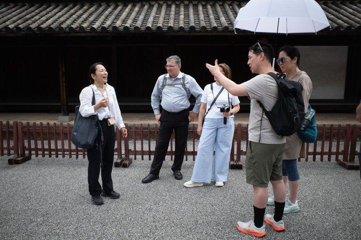 Imperial Palace East Garden and Edo Castle Walking Tour in Tokyo