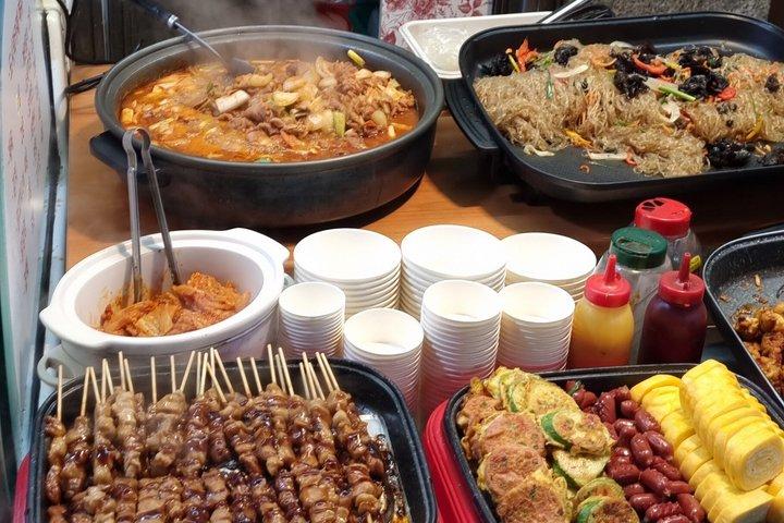 Seoul Private Local Tour: Gyeongbokgung, Seochon & Market Tour