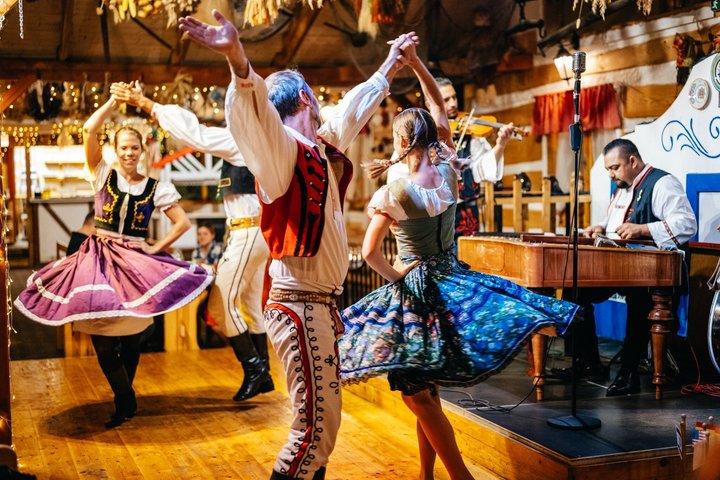 Prague: Folkloric Dinner with Transfer