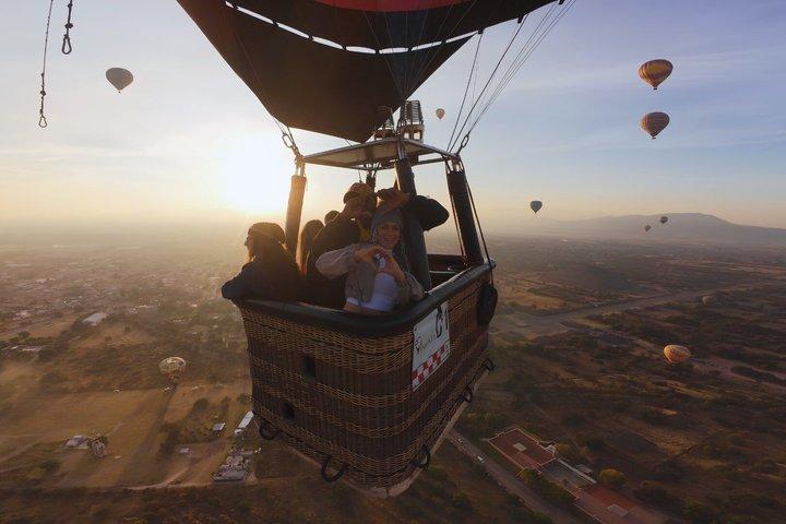 Flight in Balloon VIP Teotihuacan + Pickup + Breakfast + Tour