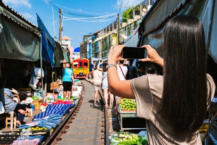Bangkok Small-Group Damnoen Floating Market Tour & Railway Market