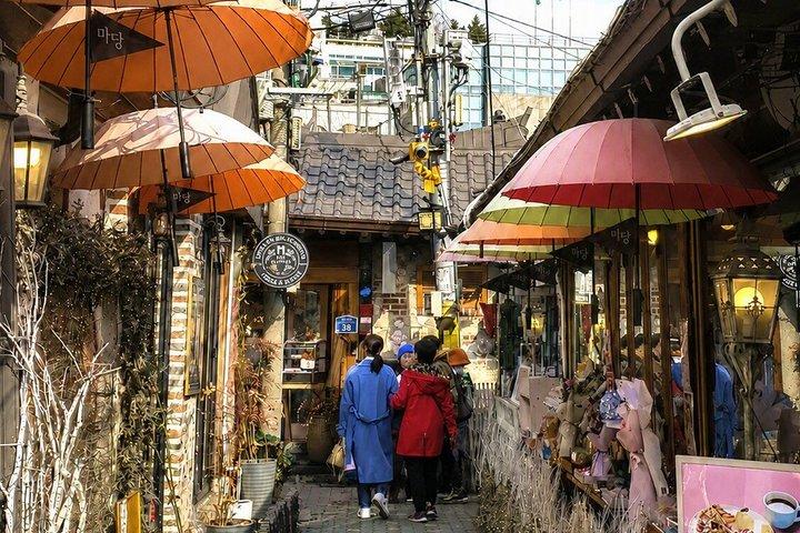 Seoul Private Local Tour: Gyeongbokgung, Seochon & Market Tour