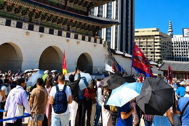 Seoul Private Local Tour: Gyeongbokgung, Seochon & Market Tour