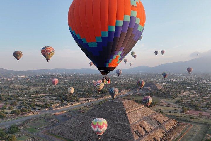 Balloon flight + Breakfast in a natural cave + Pickup + Pyramids
