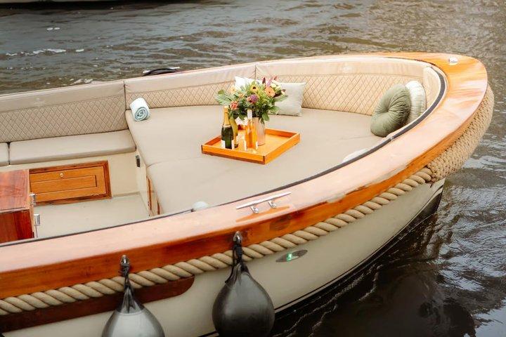 Amsterdam 2 Hour Small-Group Canal Cruise with Unlimited Snacks