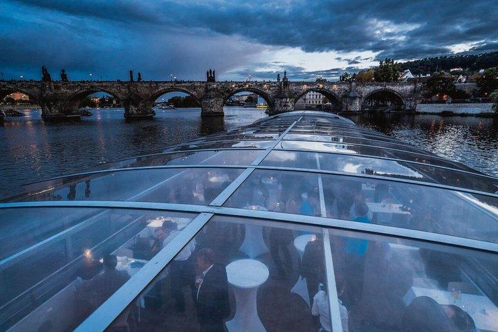 Prague Crystal Dinner: 3-Hour Panoramic Glass Boat Cruise