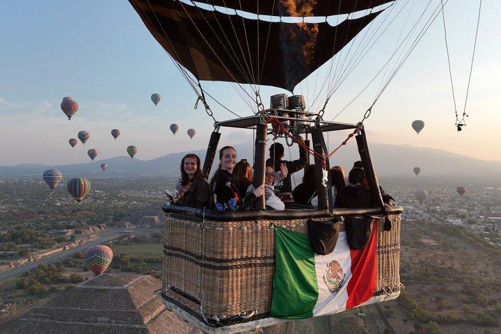 Balloon flight + Breakfast in a natural cave + Pickup + Pyramids