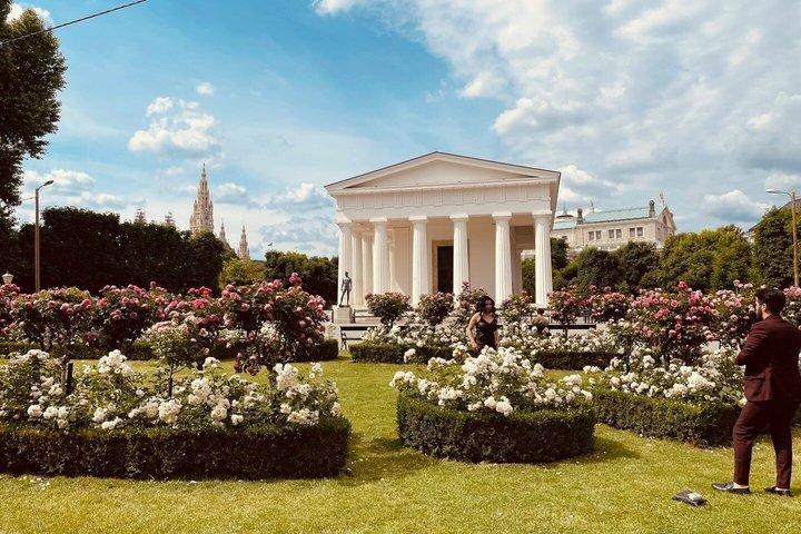 Vienna: Sisi Museum Ticket and Audio Tour with a City Walk